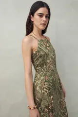 Vestido corto azul marino con estampado de lunares blancos y rayas diagonales blancas.