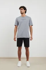 Remera azul oscuro de corte recto y manga corta, con estampado frontal de texto en color gris.