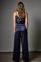 Pantalón sastrero azul marino con estampado de flores negras.