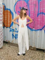 Pantalón tejido de punto color blanco, de corte flare y tiro alto.