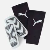 Canilleras de fútbol Puma Ultra Light Sleeve negras con logo de Puma en blanco. Incluye mangas de sujeción.