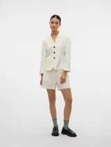 Short de tiro alto color blanco, estilo sastrero, con bolsillos laterales funcionales.