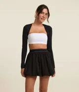 Saco bolero negro de microfibra con mangas largas.