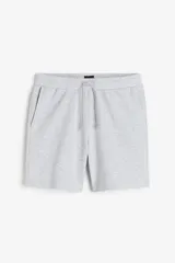 Short gris de felpa liviana de mezcla de algodón, con cintura elástica, cordón de ajuste, bolsillos al bies y bolsillo trasero.