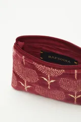 Bolso mini de terciopelo color borgoña, con bordado de tulipanes dorados y cierre superior con tirante de hilo metalizado.