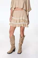 Minifalda color beige con cintura elastizada y dos volados con detalles de puntilla.