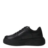 Zapatillas urbanas negras con plataforma, acordonadas y con detalles de perforaciones en la puntera y los laterales.