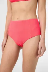 Bikini color rosado, con textura de tela y diseño de corte alto.