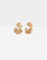 Aros tipo argolla bañados en oro con diseño de flores y cierre de tope a presión.