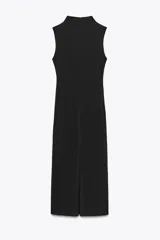 Vestido midi negro de cuello alto y sin mangas. Presenta detalle de drapeado en el lateral. Cierre trasero con cremallera oculta.