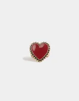 Anillo dorado con forma de corazón esmaltado en color rojo.