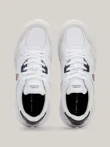 Zapatillas de running Tommy Hilfiger Modern, color blanco con detalles en azul marino y rojo. Confeccionadas en gamuza con interior de poliéster reciclado, plantilla extraíble de poliuretano y suela de EVA.
