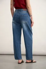 Pantalón de jean color crudo, de corte amplio y tiro alto.