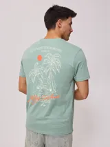 Remera verde con estampado en el frente y la espalda.