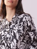 Chaqueta de lino estampada en blanco y negro, marca Zac & Rachel. Cuello a la base y abertura central con botones. Delantera con bolsillos.