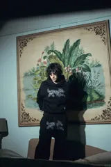 Pantalón negro de felpa de algodón, corte oversize, con doble cintura simulando bóxer y estampa de alta calidad.