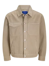 Campera de denim color beige, con cuello amplio, puños con botones y cierre frontal con botones. Incluye bolsillos en el pecho y laterales. Tejido denim de sarga resistente y con protección contra el viento.