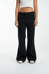 Pantalón de jean negro, de corte oxford y tiro alto.
