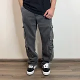 Pantalón jean celeste de corte holgado con múltiples bolsillos tipo cargo.