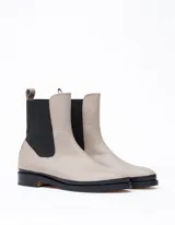 Bota Chelsea color crema de cuero vacuno, con elástico lateral negro, suela de cuero y taco de 2,5 cm. Hecha a mano en Argentina.