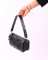 Bandolera marrón de cuero con tachas plateadas y correa de cuero con tachas plateadas. Tiene dos asas desmontables, una corta con tachas para llevarla en la mano o al hombro y una larga para llevarla al hombro o cruzada.