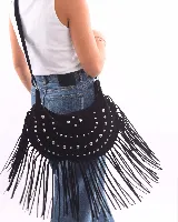Bolso de hombro tipo boho, color bordó, confeccionado en gamuza con tachas plateadas y flecos largos. Tiene correa doble para usar al hombro o cruzado, forro interior y bolsillo interno.