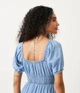 Vestido midi de jeans celeste, con escote cuadrado con lazo, mangas cortas abullonadas, cintura elastizada y falda escalonada con volados.