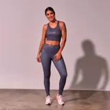 Top deportivo gris con textura reptil, de breteles anchos y espalda deportiva.
