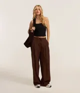 Pantalón wide leg color marrón chocolate, de corte sastrero con cintura elástica y lazo ajustable.