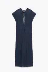 Vestido midi azul marino semitransparente de punto fino con efecto arrugado, cuello redondo, manga corta y aberturas laterales en el bajo. Cierre en la espalda con lazo.