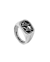 Anillo de plata con diseño geométrico y acabado pulido, parte de la colección masculina de TwoJeys.