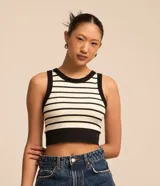Musculosa sin mangas de poliamida seamless, con cuello redondo, acanalada y rayada horizontalmente en blanco y negro.