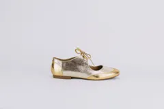 Zapatos tipo ballerina de cuero metalizado plateado y dorado, con amarre delicado en la capellada.