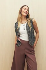 Pantalón capri celeste de tiro alto y corte ancho.