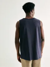 Musculosa celeste con estampa geométrica en el pecho.