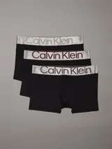 Pack de tres bóxers negros Calvin Klein con cintura elástica plateada y logo de la marca.