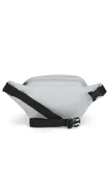 Riñonera JanSport Fifth Avenue negra con estampado de rayos blancos.