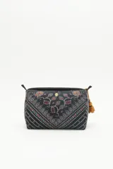 Bolso tipo pouch en algodón estampado con la palabra "Liberte" bordada.