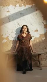 Vestido largo de tul estampado con motivos orgánicos en tonos marrones. Tiene escote redondo y corte sin mangas.