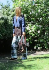 Blazer que combina cuero y lana, con corte sastrero moderno y ajuste en la cintura, brindando un estilo único y cómodo.