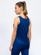 Musculosa deportiva negra de poliéster con logo Umbro estampado en el pecho.