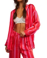 Conjunto de pijama de camisa de manga larga con cuello y pantalón de corte amplio, con estampado de flores y tigres en tonos rojos, rosas y blancos.