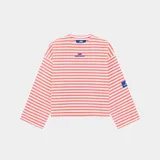Buzo de manga larga con corte boxy, tejido de punto a rayas horizontales rojas y blancas. Presenta un logo bordado en el pecho y un parche con logo en la manga.