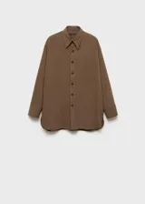 Camisa marrón con rayas verticales finas, de corte oversize, manga larga con puños abotonados, cuello camisero, bolsillo de parche en el pecho y cierre frontal con botones.
