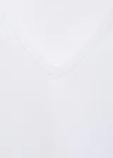 Camiseta blanca de algodón con cuello en pico y manga corta.