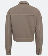 Campera color beige de sarga pana con cuello camisero, abotonada al frente y con dos bolsillos grandes delanteros.