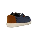 Zapato casual de hombre color azul marino con detalles marrones en el talón y cordones negros.