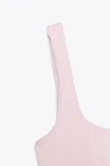 Body de lycra color rosa claro, con escote cuadrado y tirantes anchos.