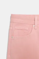 Jeans de tiro bajo color rosado, con diseño loose folded y bajo acabado en vuelta. Incluye trabillas, cinco bolsillos y cierre frontal con cremallera y botón metálico.