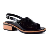 Sandalias bajas color beige de charol, con tira ancha sobre el empeine, tira trasera con hebilla y taco cuadrado de madera.